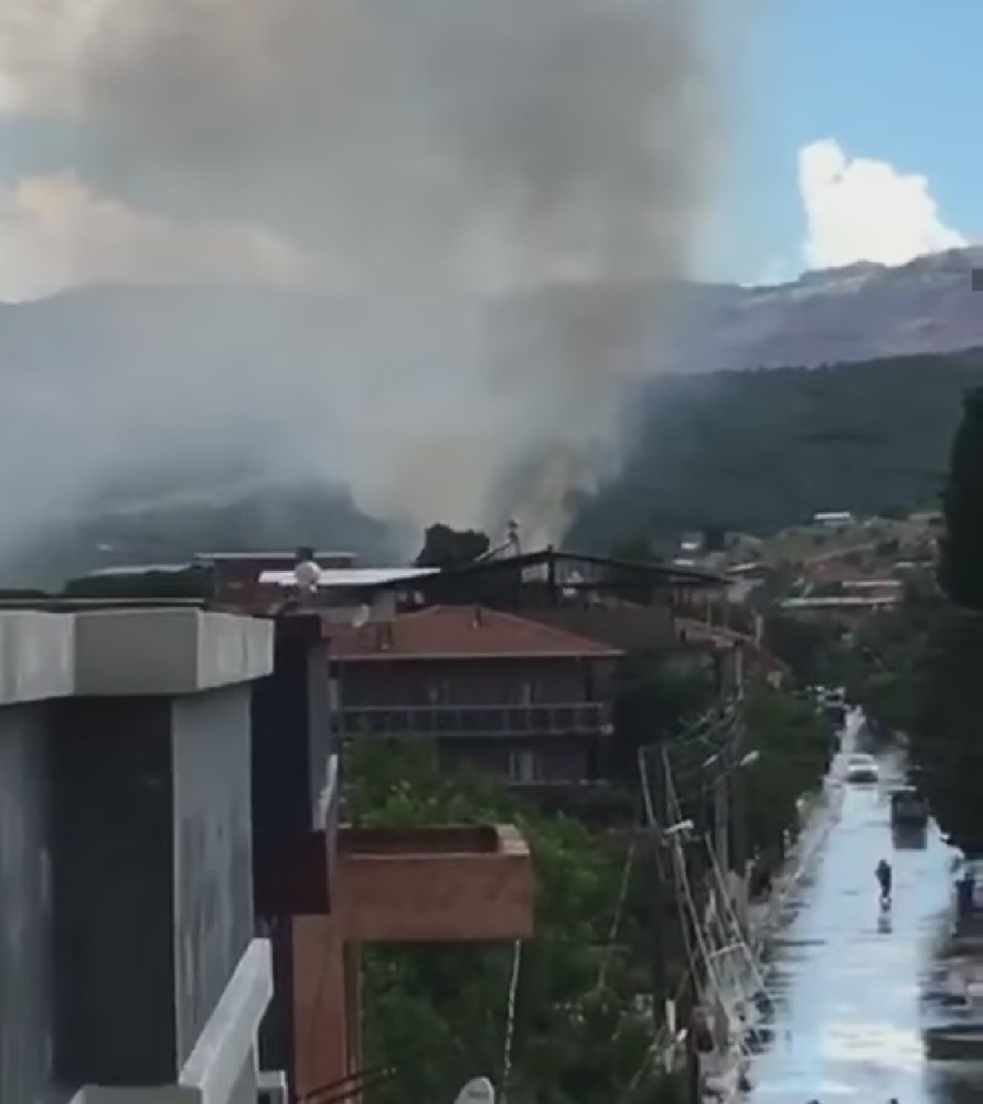 İzmir’de okulun çatısına yıldırım düştü 