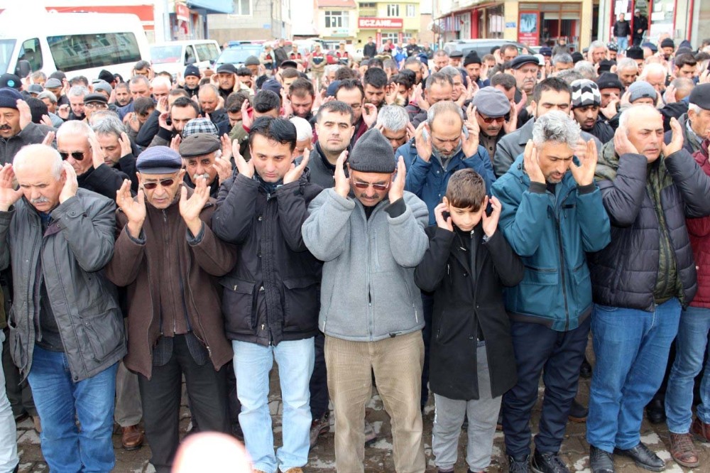 İzmir’de öldürülen kadın Sivas’ta toprağa verildi 
