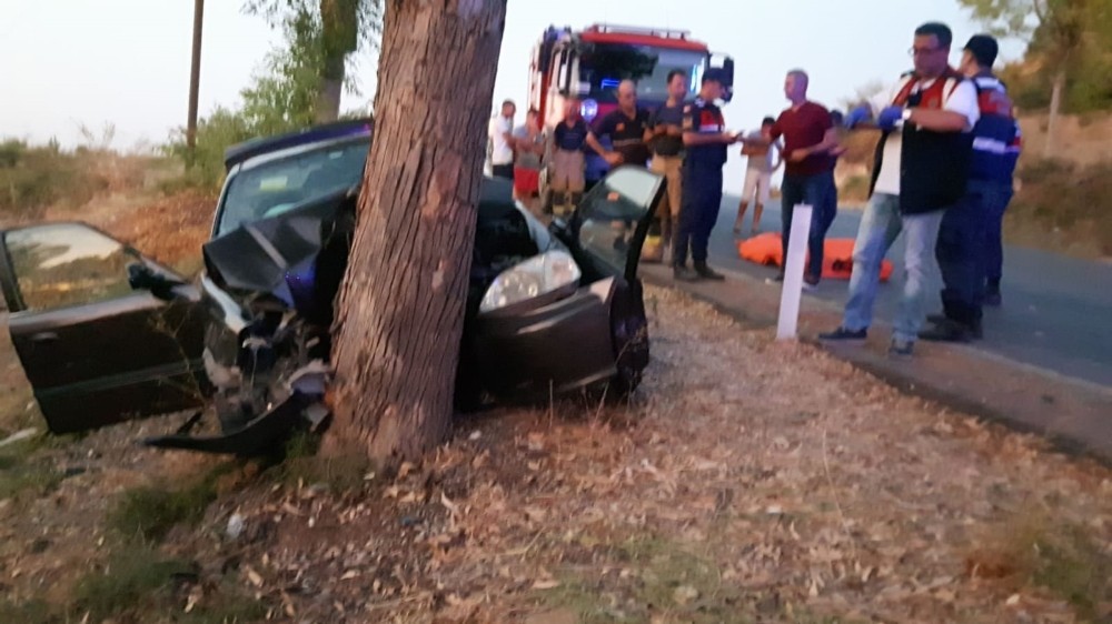 İzmir’de Otomobil ağaca çarptı: 3 ölü, 1 yaralı 