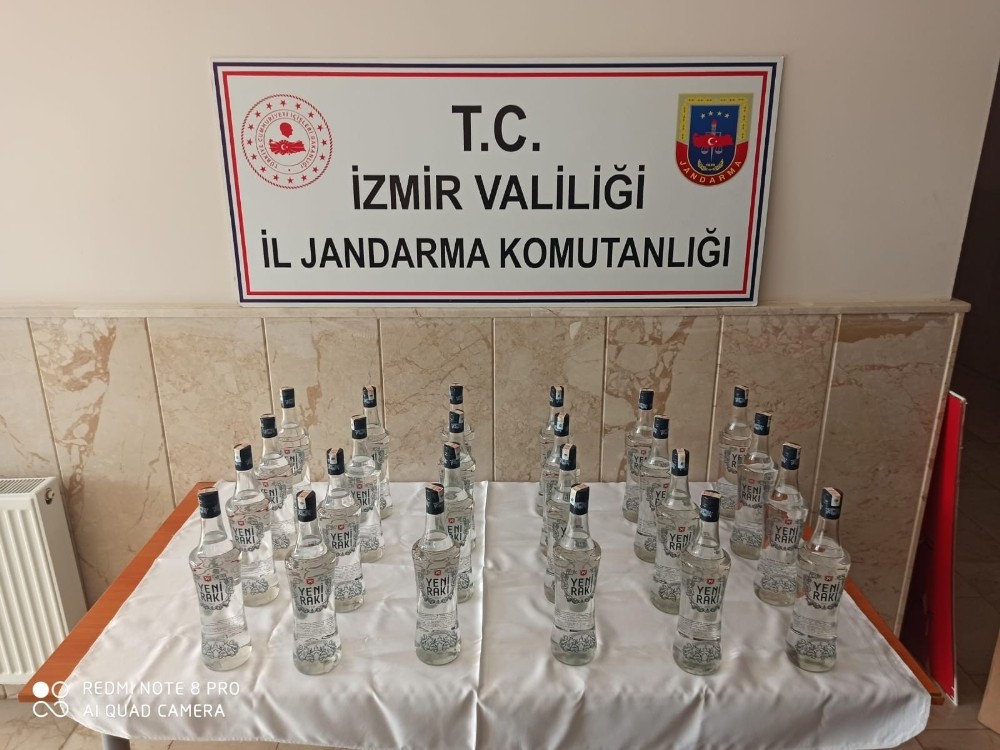 İzmir’de otomobil bagajında sahte rakı ele geçirildi 