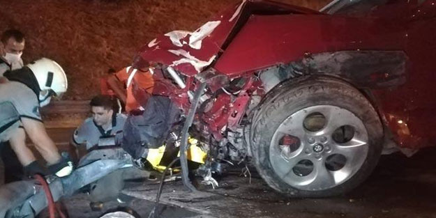 İzmir'de otomobil bariyere ok gibi saplandı