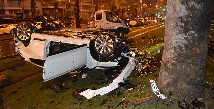İzmir'de otomobil devrildi: 4 kişi yaralı