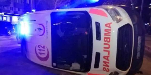 İzmir’de otomobil ile çarpışan ambulans yan yattı