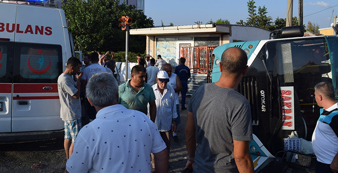 İzmir'de otomobil ile minibüs çarpıştı: 6 kişi yaralandı