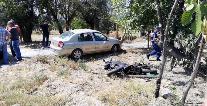 İzmir'de otomobil ile motosiklet çarpıştı: 3 kişi yaralı
