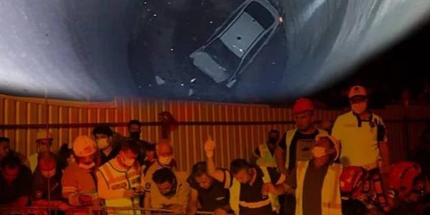 İzmir'de otomobil metro inşaatına düştü! 1 kişi öldü