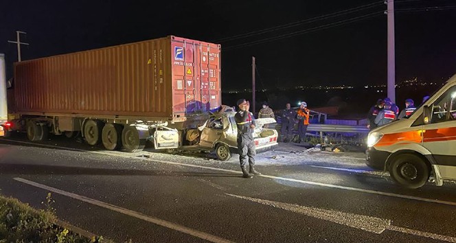 İzmir'de otomobil tıra çarptı: 1 ölü