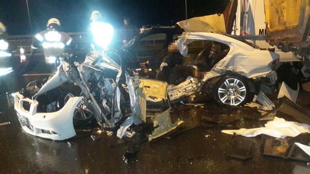 İzmir'de otomobil yol kenarında duran kamyona çarptı!