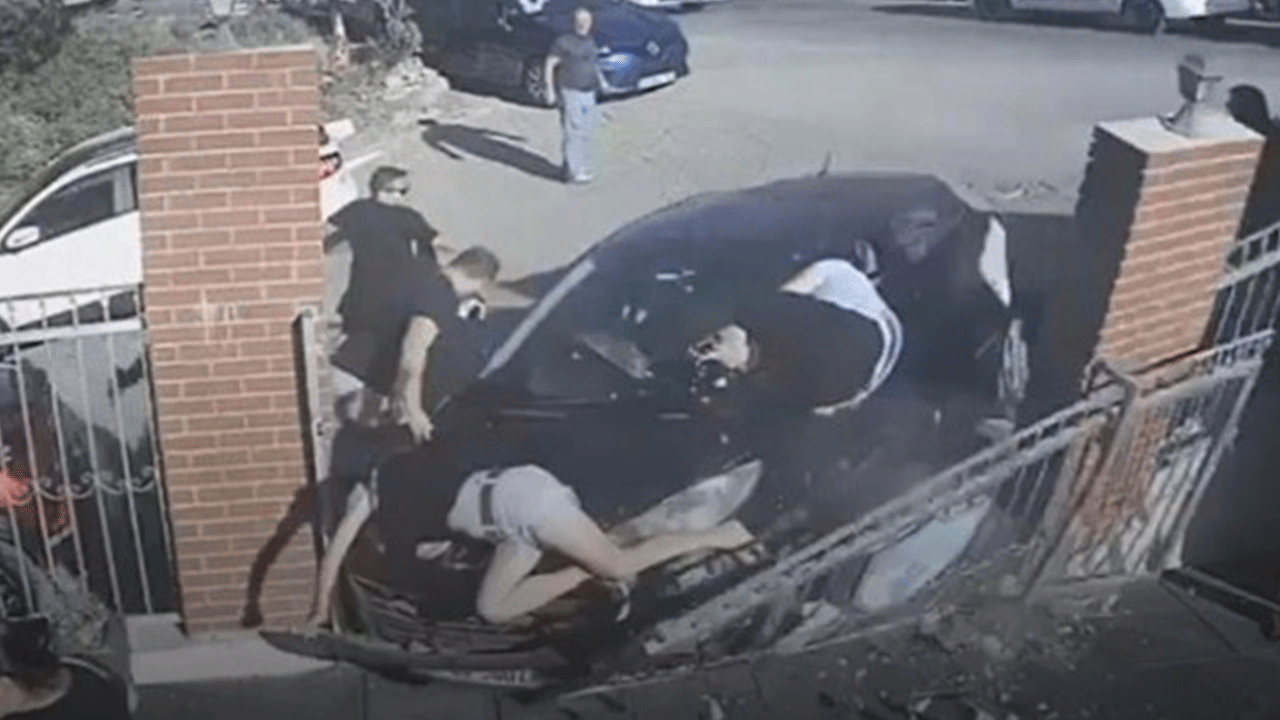 İzmir'de otomobilin okul bahçesine daldığı an kamerada!