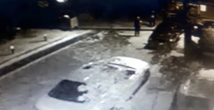 İzmir'de otomobilini çalanların görüntülerini yayınlayıp, yardım istedi