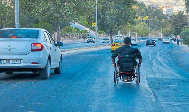 İzmir'de otomobille yarışan engelli!