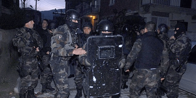 İzmir’de Özel Harekat ve helikopter destekli operasyon