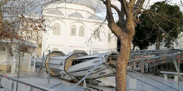 İzmir'de panik dolu anlar! Cami minaresi yıkıldı