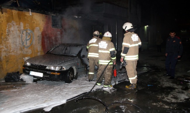 İzmir'de park halindeki araç yandı