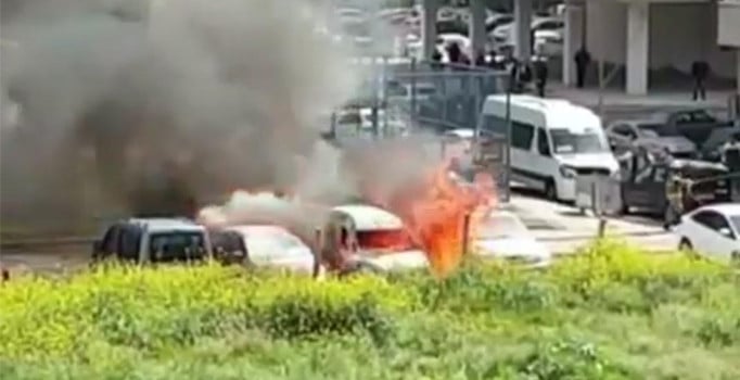 İzmir'de park halindeki üç ateş aldı