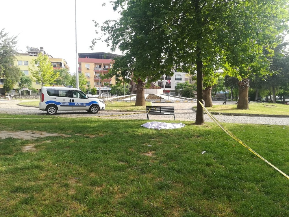 İzmir’de parkta şüpheli ölüm 