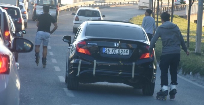 İzmir'de patenli gençlerin tehlikeli oyunu