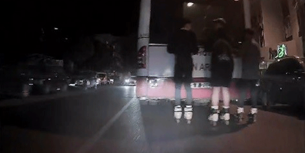 İzmir'de patenli gençlerin tehlikeli yolculuğu kamerada