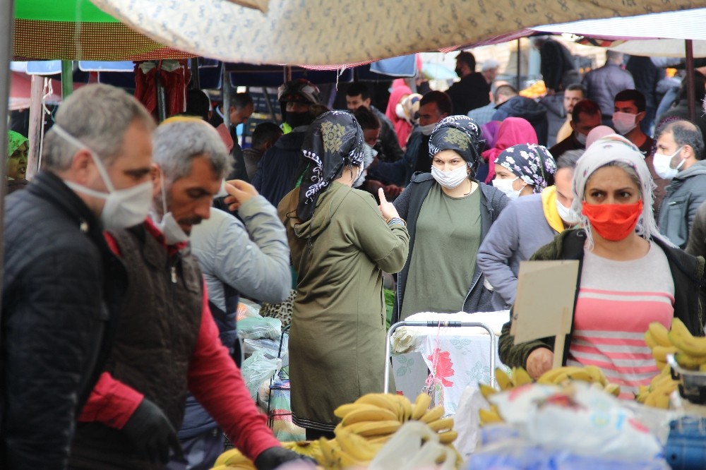 İzmir’de pazaryerinde sosyal mesafe kuralına uyulmadı 