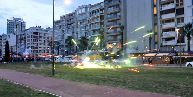 Patlamayı bahane edip polise saldırdılar