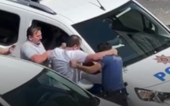 İzmir'de polise saldırı: Önce aynayı kırdı sonra yumruk attı!