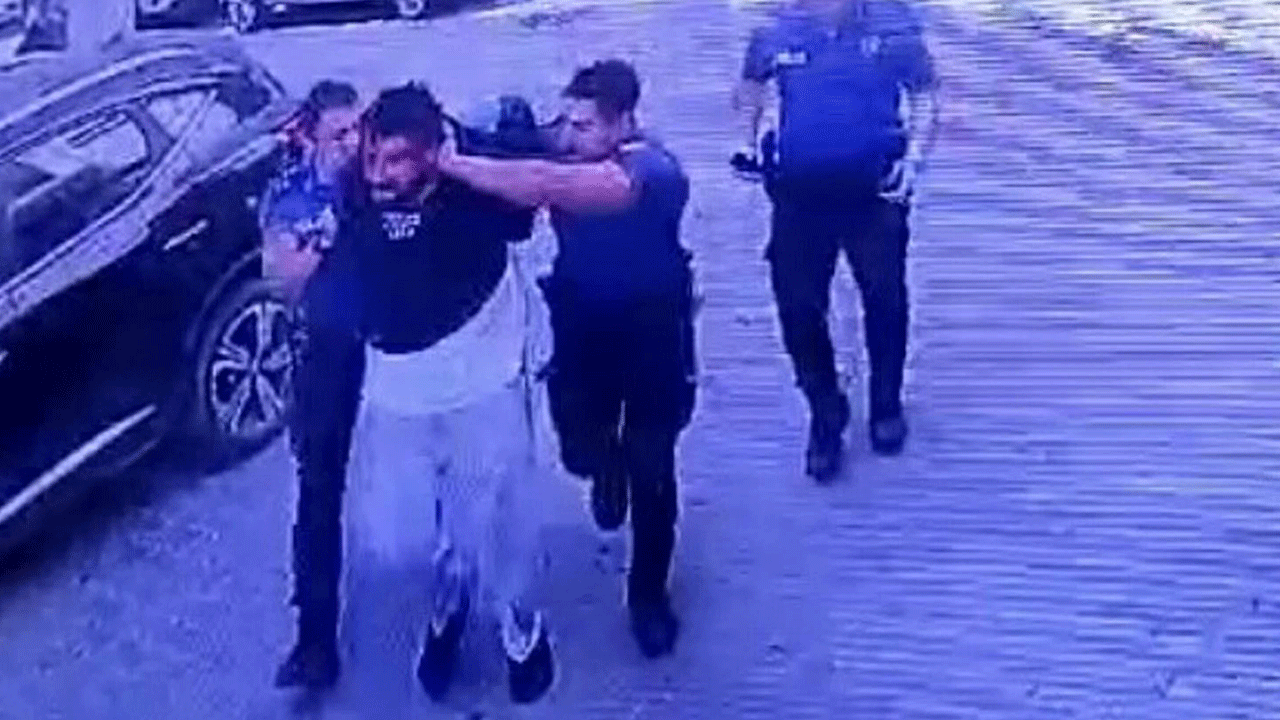 İzmir'de polise satırlı saldırı! Mahalle sakinleri darp etti!