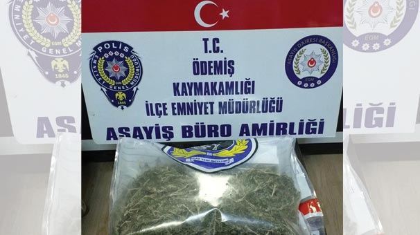 İzmir'de polisin dur ihtarına uymayan takside uyuşturucu ele geçirildi