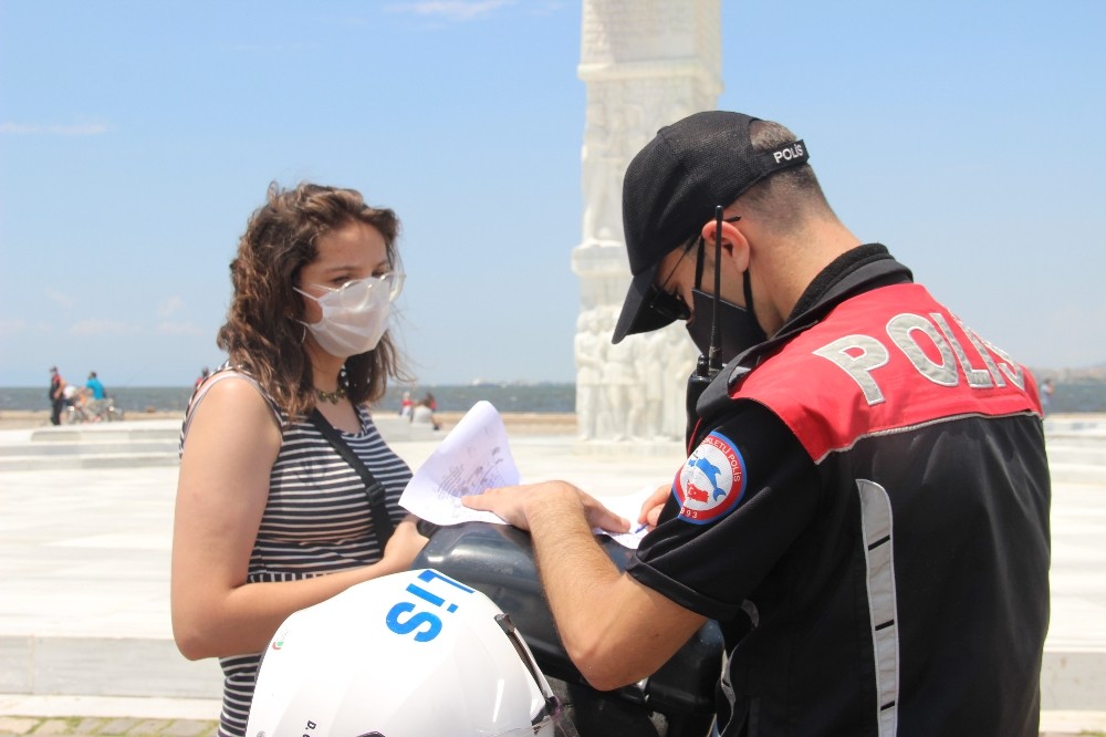 İzmir’de polisten maske denetimi: Maske takmayana 900 lira ceza 