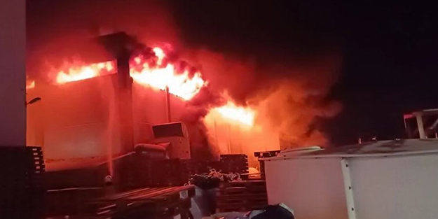  İzmir'de polyester fabrikasında çıkan yangın kontrol altına alındı