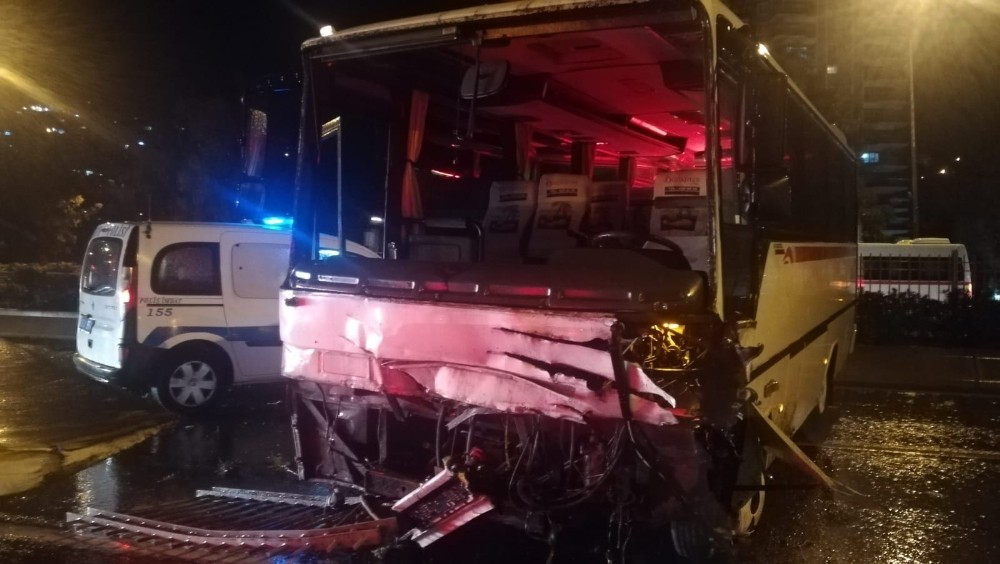 İzmir’de refüjü ve demir parmakları aşan servis aracı karşı şeride geçti 