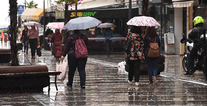 İzmir'de sağanak hayatı felç etti