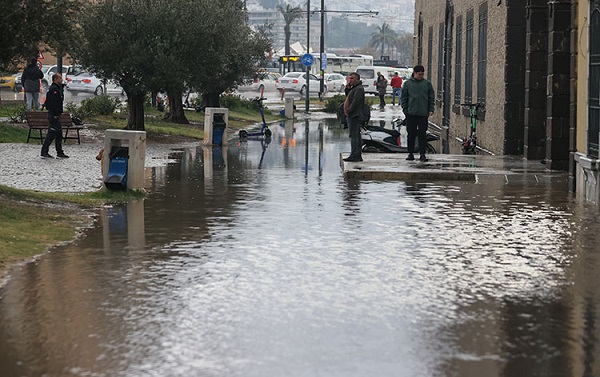 İzmir'de sağanak hayatı olumsuz etkiledi