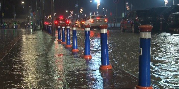 İzmir'de sağanak yağış! Cadde ve sokakları su bastı