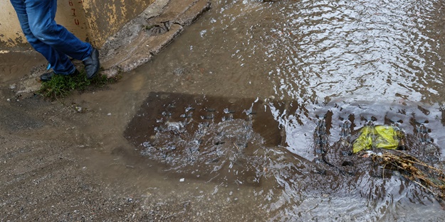 İzmir'de sağanak yağış! Esnaf tepki gösterdi