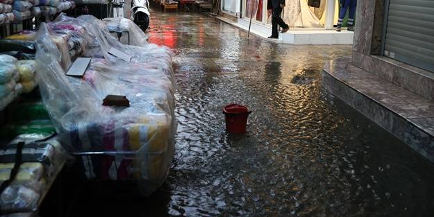 İzmir'de sağanak yağış! İş yerlerini su bastı