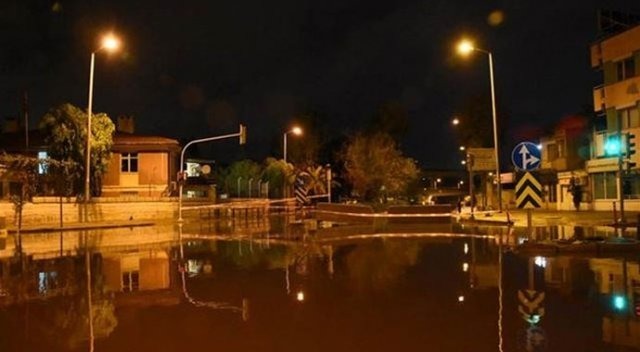İzmir'de sağanak yağmur hayatı felç etti