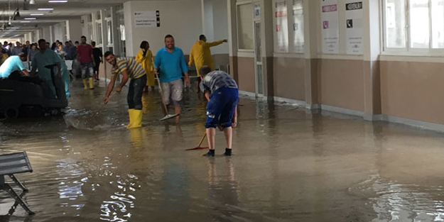 İzmir'de sağanak yüzünden hastaneyi su bastı