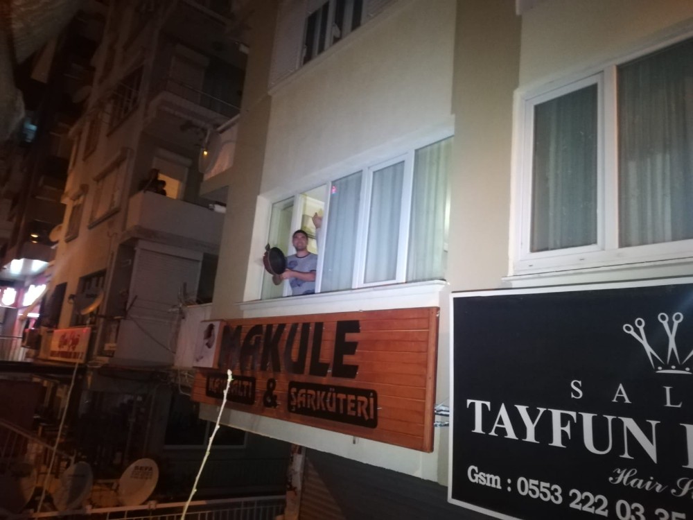 İzmir’de sağlık çalışanlarına alkışlı destek 