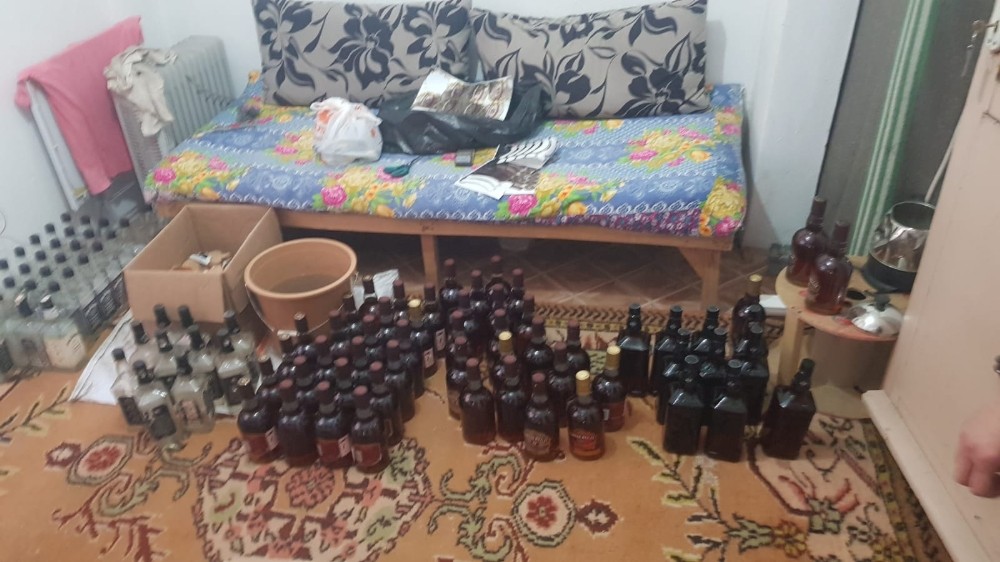 İzmir’de sahte içki imalathanesine baskın: 2 gözaltı 