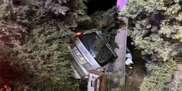 İzmir'de şarampole uçan aracın sürücüsü hayatını kaybetti