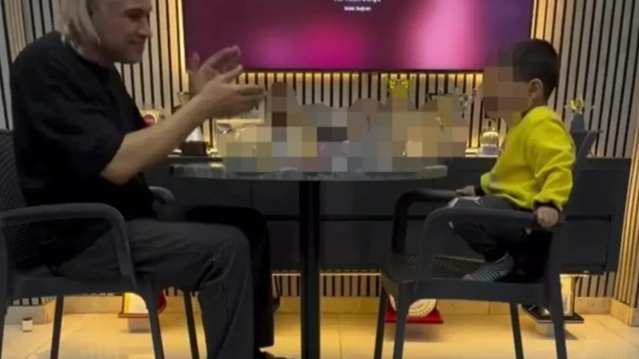 İzmir'de seküler terör! Ramazan ayında öz evladını rakı masasına oturttu!