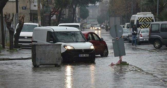 İzmir’de sel hayatı felç etti