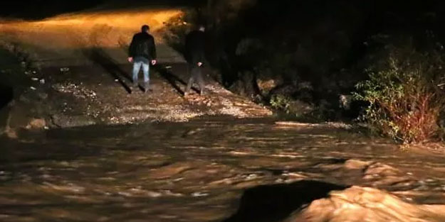İzmir'de sel sularına kapılan 2 kişi kayboldu