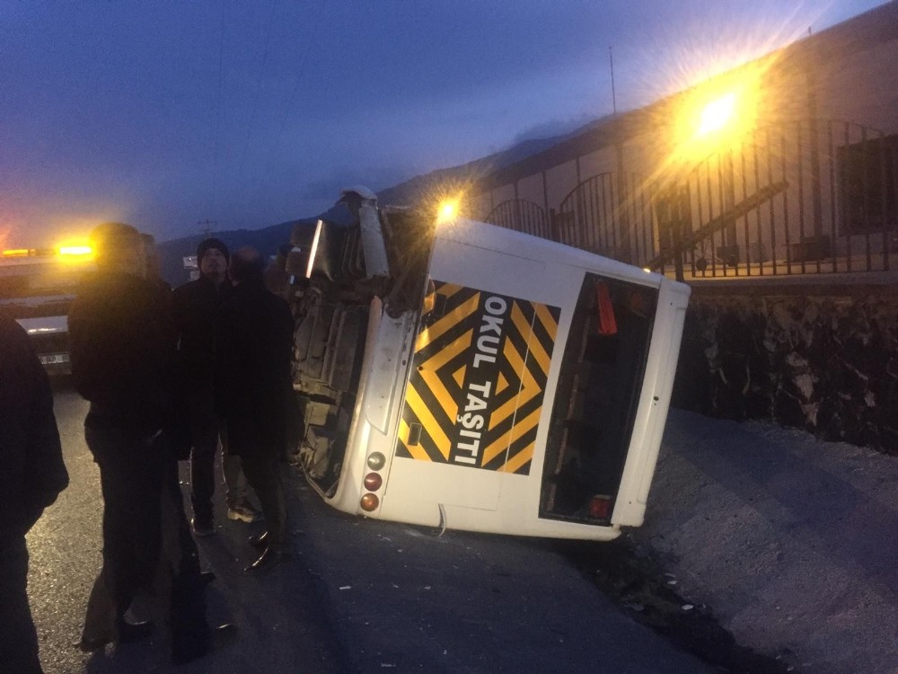İzmir’de servis aracı devrildi: 8 yaralı 