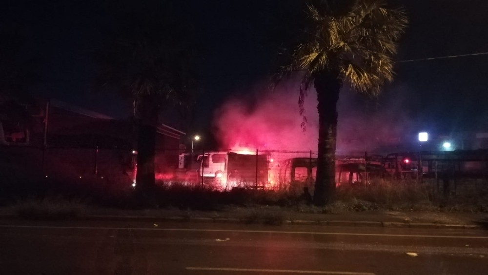 İzmir’de servis bakım alanında yangın: 6 araç yanarak küle döndü 