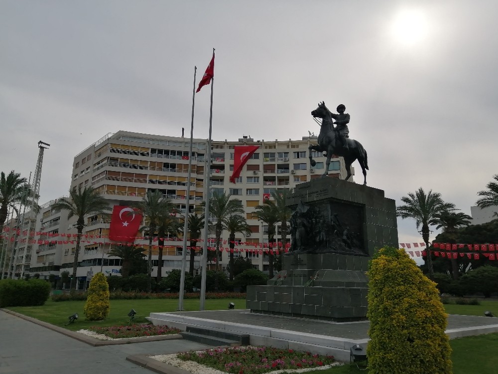 İzmir’de sessiz 23 Nisan 