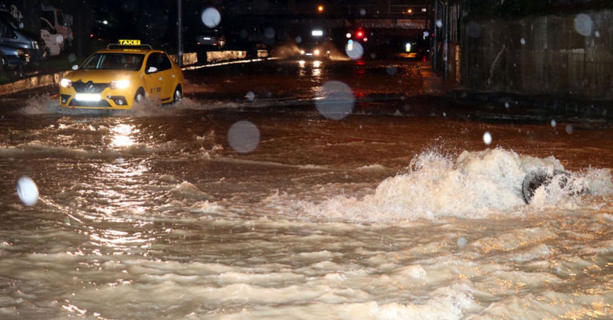 İzmir'de şiddetli yağış hayatı felç etti