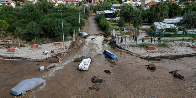 İzmir'de yol çöktü