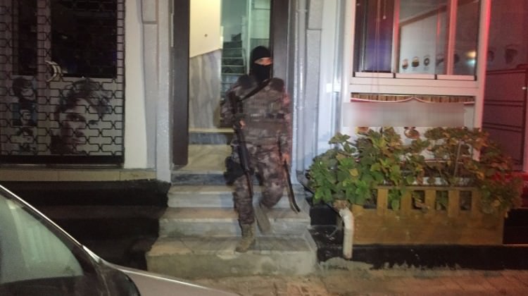 İzmir'de silahlı kavga çıktı: 3'ü polis 7 yaralı