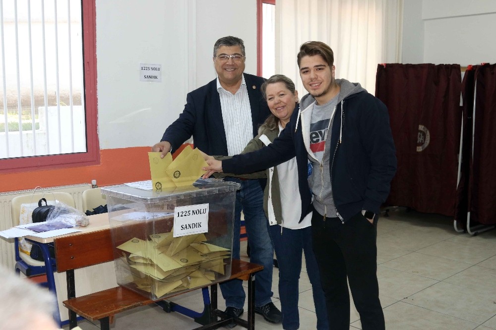 İzmir’de siyasiler sandık başında 